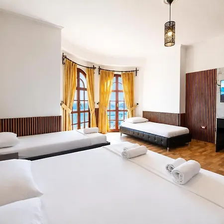 Monte Cristo Castle With Rooftop Pool Hotel Sarandë