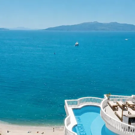 Hotel Monte Cristo Castle With Rooftop Pool Sarandë