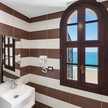Monte Cristo Castle With Rooftop Pool 4* Sarandë