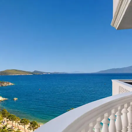 Monte Cristo Castle With Rooftop Pool 4* Sarandë