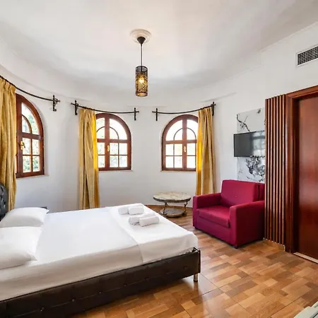 Monte Cristo Castle With Rooftop Pool Hotel Sarandë